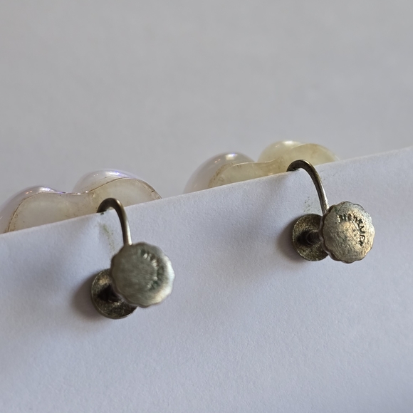 Vintage Richelieu earrings white moonglow screwback moon glow - Picture 5 of 10